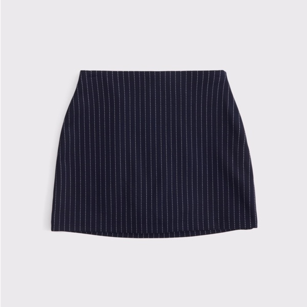 A&F Scarlett Mid Rise Mini Skort in navy stripe S